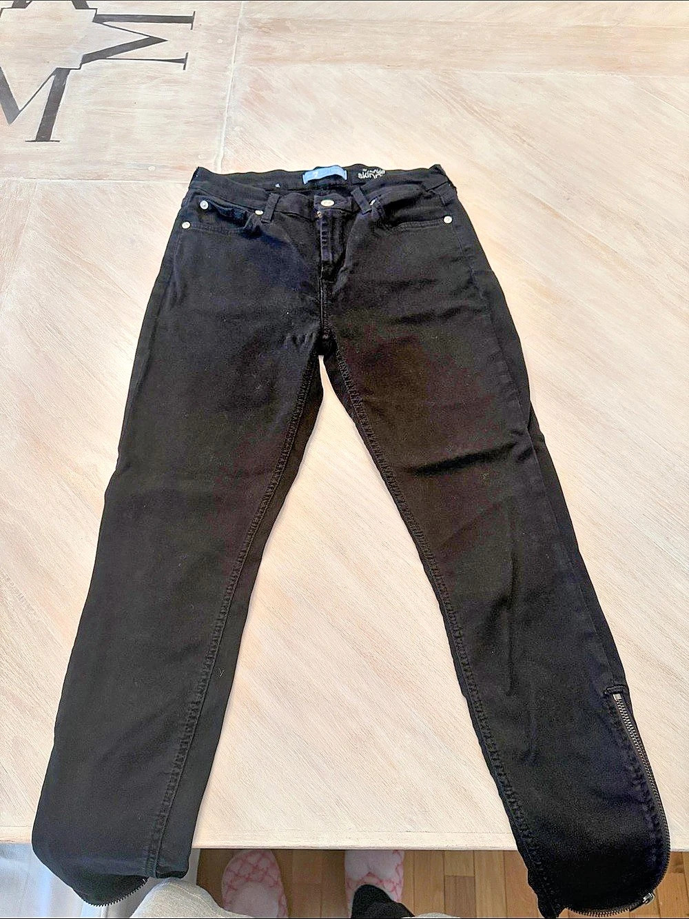 7 For All Mankind Skinny Jeans in Black
